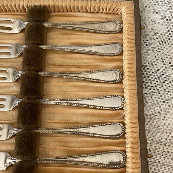 Vintage Sliver plates Dessert Forks. Set of 6 in a Case Made in England - Picture 10 of 12